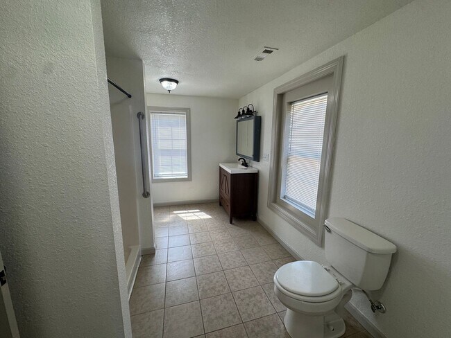 Foto del edificio - Charming 2BR Country Home on Nearly 1 Acre in Telford | Spacious Layout