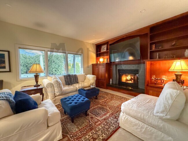 Building Photo - Elegant & Sprawling South Hill Home