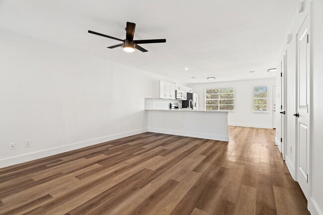 Foto del edificio - River Crossing Townhome - 2Bd-2.5BA - Redone to the Nines -  W/D - Resort Pool