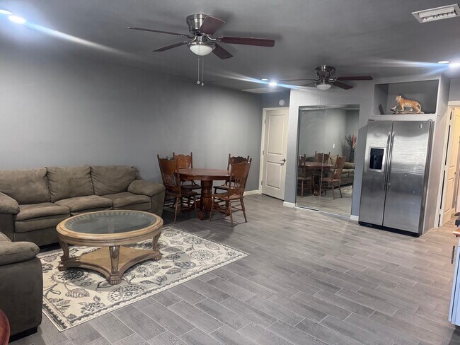Foto del edificio - 2841 E Campbell Ave