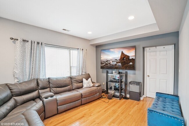 Building Photo - 2111 E 67th St