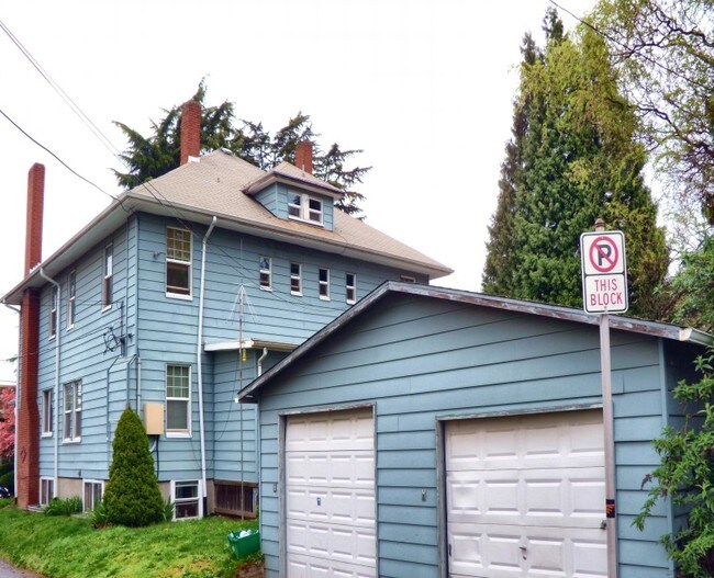 Detached Garages - Blue Manor Apartments