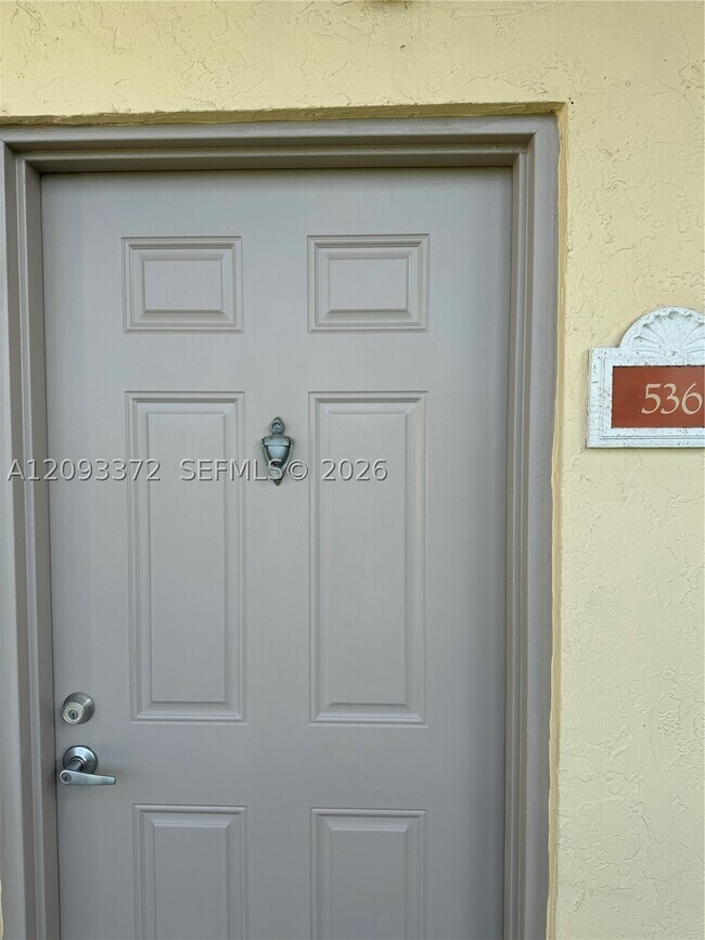 Foto del edificio - 8290 Lake Dr