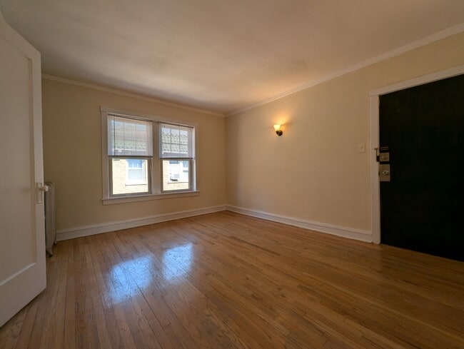 Building Photo - 2122 W Ainslie St