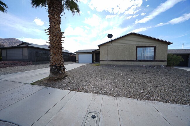 Foto del edificio - SHOWINGS AVAILABLE NOW