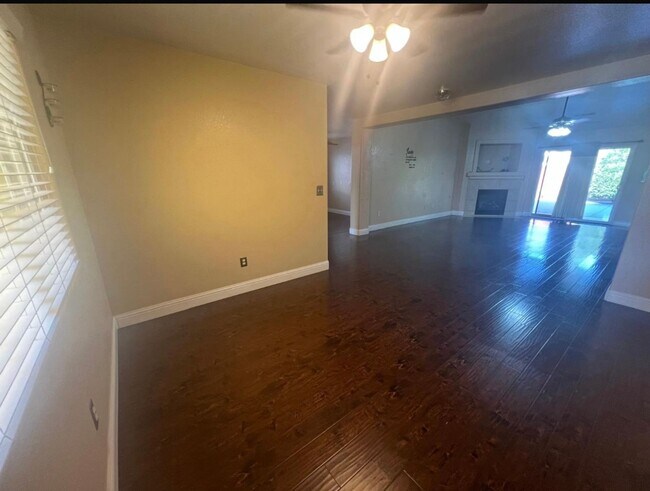 Building Photo - Welcome to this charming 3 bedroom, 2 bath...