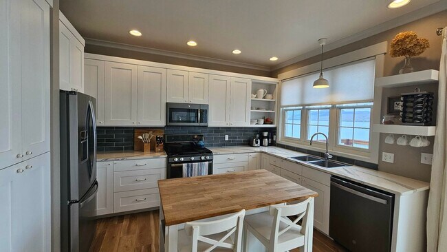 Foto del edificio - Fully Furnished House plus Mother-in-law suite - Lake Views & Access - Winter Rental Only