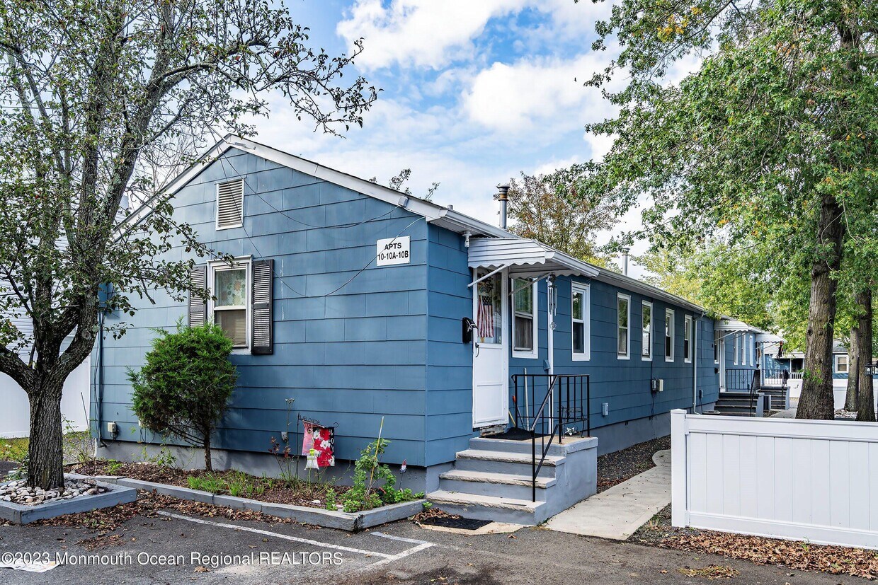 12 Center St, Englishtown, NJ 07726 Apartment for Rent in Englishtown