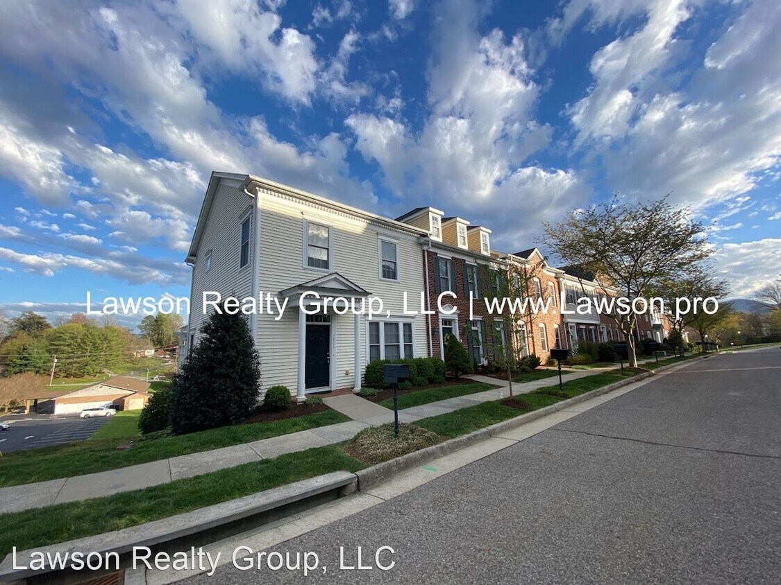 Primary Photo - 2 br, 2.5 bath House - 3800 Greenway Drive