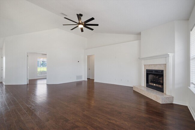 Foto del edificio - UPCOMING LISTING Four Bedroom Rental in Th...