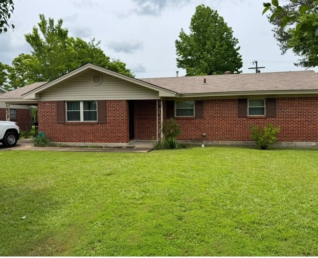 Building Photo - 2619 McArthur Dr
