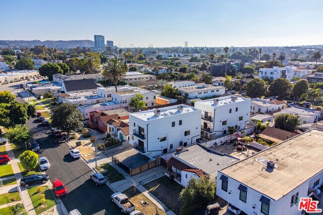 Building Photo - 1921 Carmona Ave