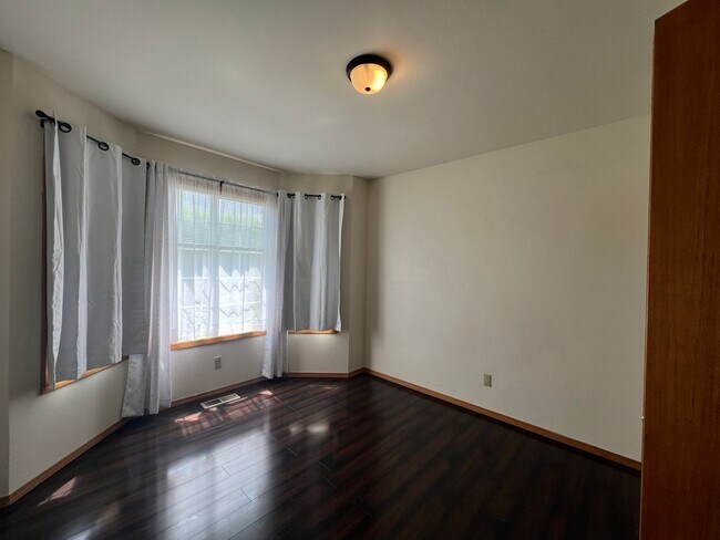 Foto del edificio - Non-Refundable & Security Deposit Total: $...
