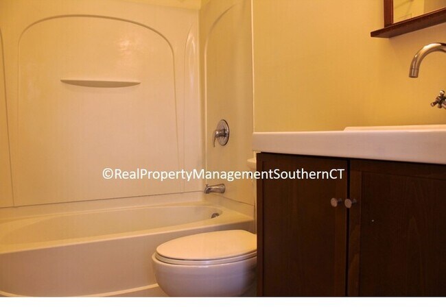 Building Photo - Conveniently located 2 bedroom