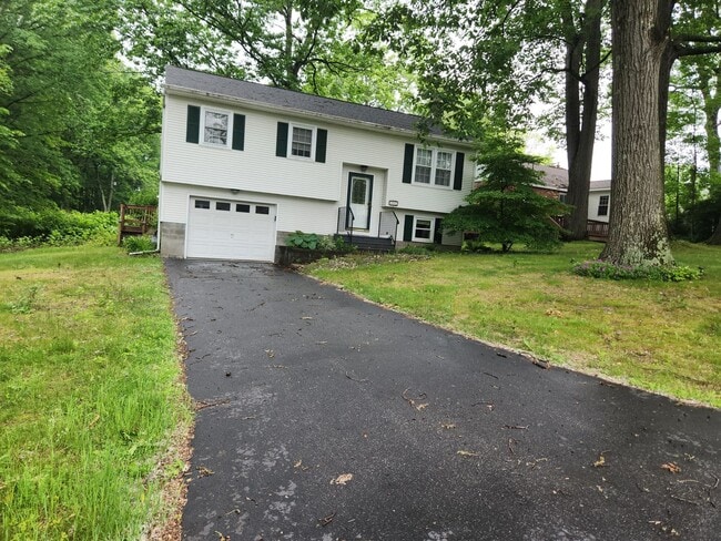 Building Photo - Beautiful 3-bedroom, 1.5-bathroom split-le...