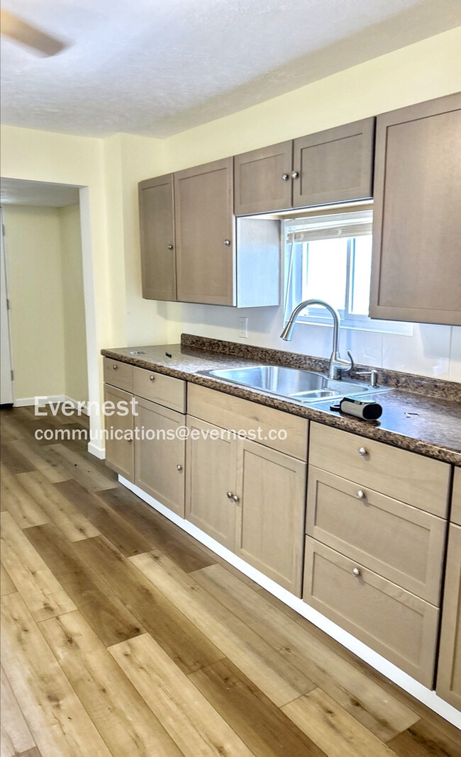 Building Photo - 1050 Holmden Ave