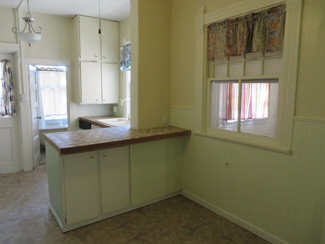kitchen eat in area - 719 N Nevada Ave