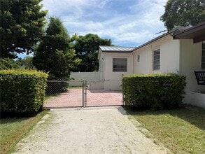 Building Photo - 2725 SW 82nd Ave