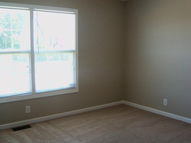 Building Photo - 3136 Twelve Oaks Blvd