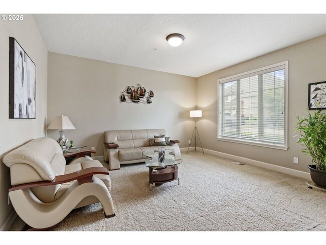 Foto del edificio - Beautiful 5 Bed | 3.5 Bath | Single-Family...