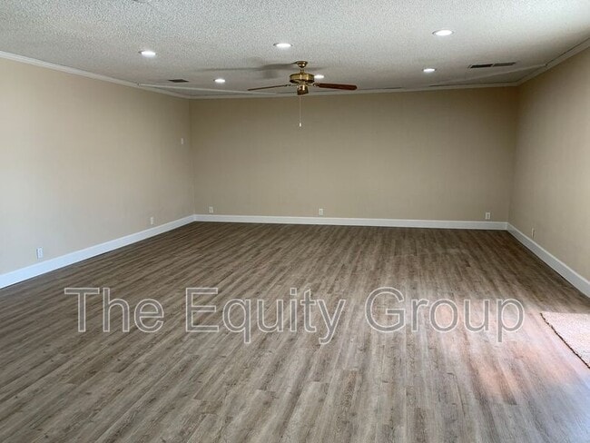 Building Photo - 1039 Chinowth St