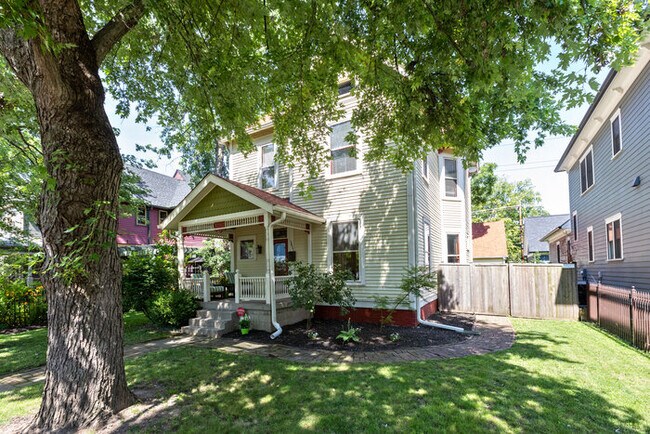 Building Photo - Gorgeous Victorian in the Old Northside!