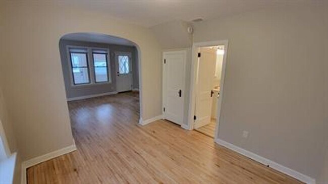 Building Photo - **Charming 1-Bedroom Plus Den Home with Modern Comforts**