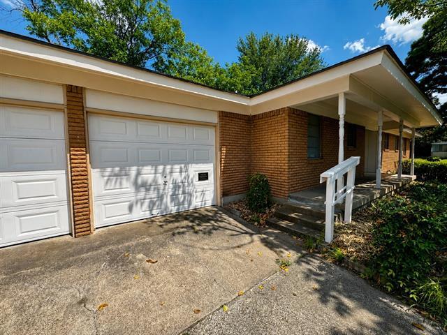 Building Photo - 1005 Oakwood Ln