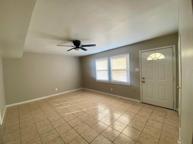 Building Photo - 601 Lomaland Dr