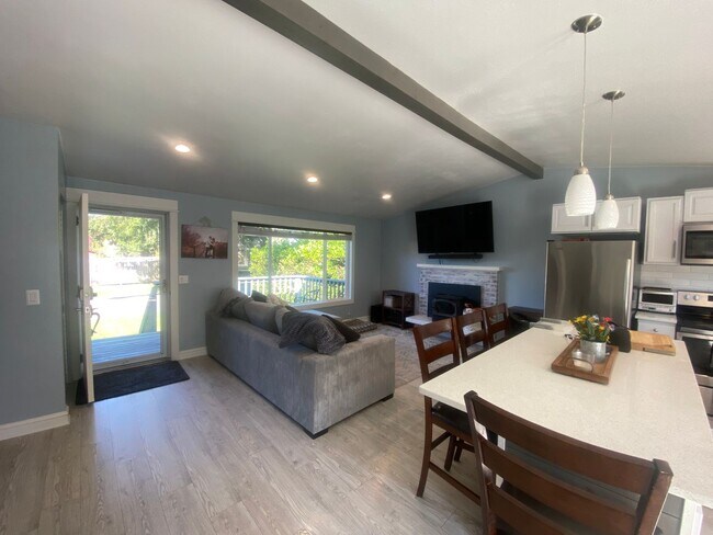 Foto del edificio - Beautifully Maintained 3 Bedroom 2 Bath Home with Garage and Fenced Yard! Pets Welcome!