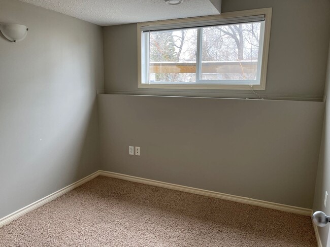 Building Photo - 3 Bed 1 Bath Unit in Olds, AB