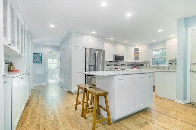 Building Photo - 4117 Chippewa Dr