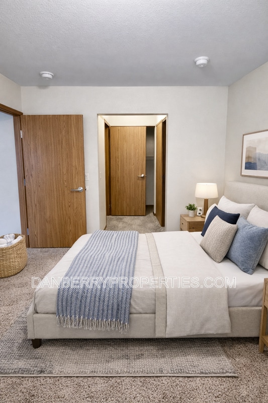 Building Photo - 1728 W Market St