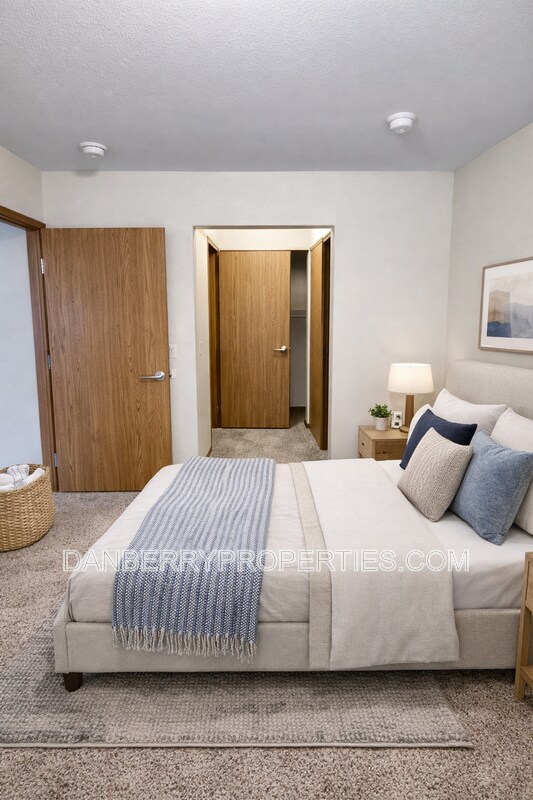 Foto del edificio - 1728 W Market St