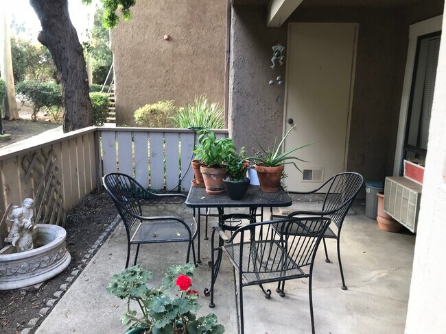 Patio delantero - 21372 Brookhurst St