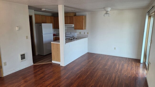 Building Photo - 3 Bed, 2 Bath Townhouse Available!