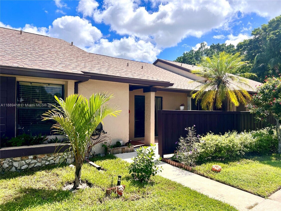 Foto principal - 8261 Boca Glades Blvd E