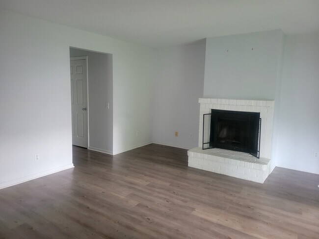 Building Photo - 6823 Park Ridge Dr