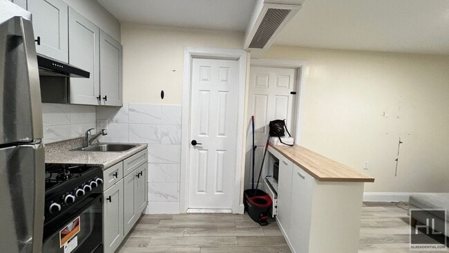 Building Photo - MILLER AVENUE