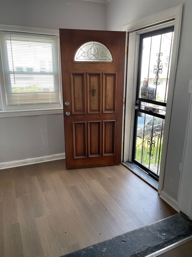 Building Photo - Lovely 3-bedroom townhome near 69th St.