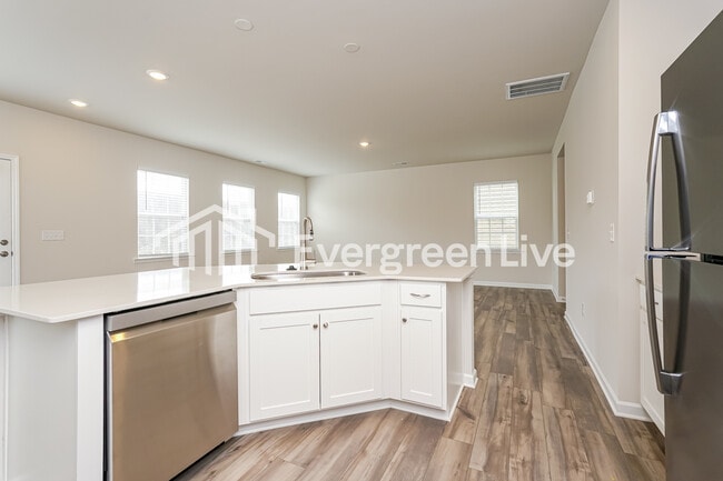 Building Photo - 5585 Hydrangea St