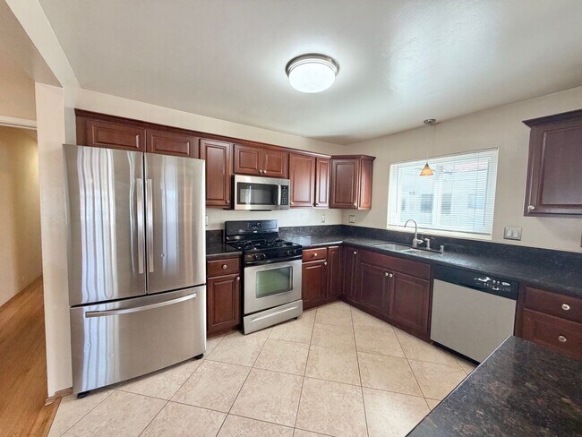 Foto del edificio - College View Estates Home - Spacious, Bright, and Beautiful Living