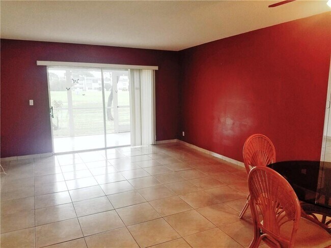 Foto del edificio - 1040 Country Club Dr