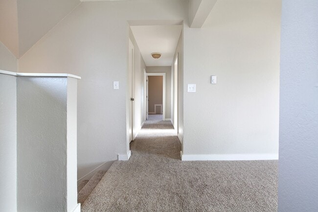 Foto del edificio - In Town Great Location Two Bedroom Unit