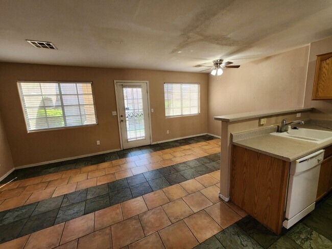 Foto del edificio - Beautiful 3 Bedroom & 2 1/2 Bath Condo.