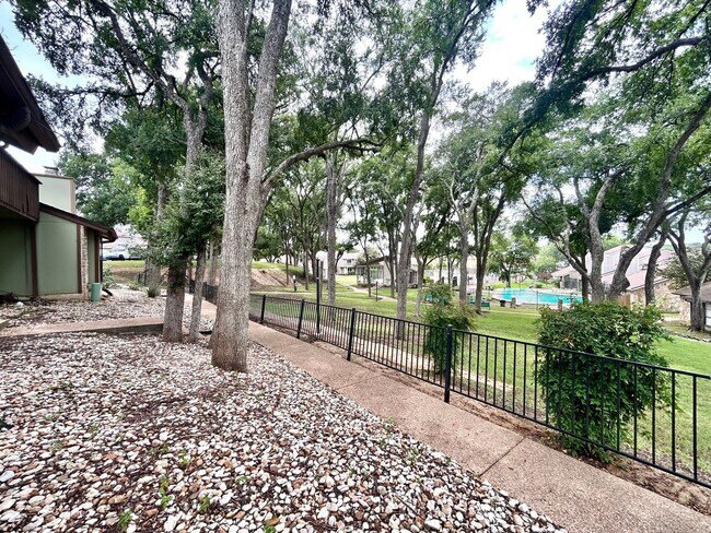 Foto del edificio - Beautiful 3BR/2BA Two-Level Home with Tall...