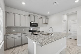 Building Photo - 10 Greenbriar Lp