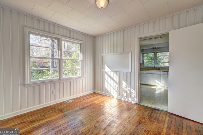 Building Photo - 2442 Tredway Dr