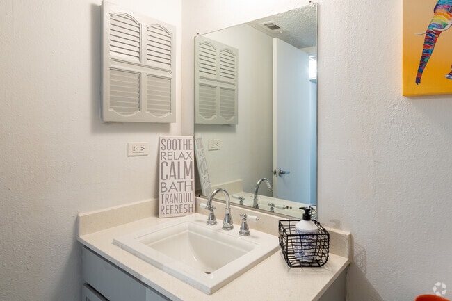 2BR, 2BA - 920SF - Mueller Flats Apartments