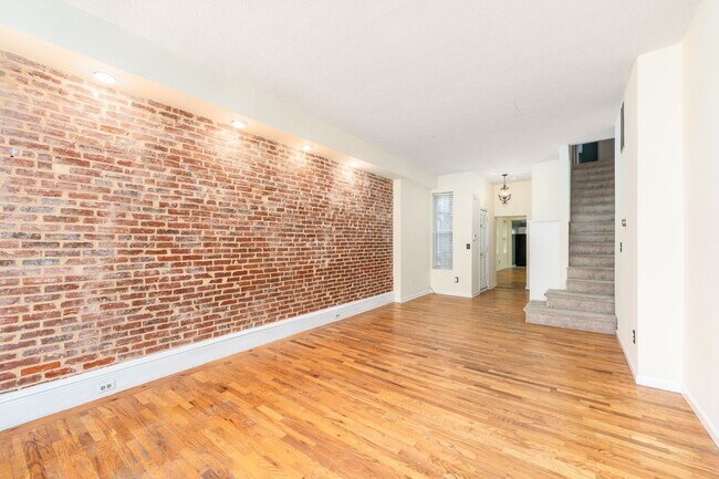 Building Photo - 1202 S. Clinton St./3 Bed, 2.5 Bath Townho...